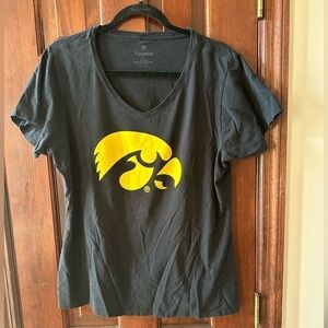 XL Fanatics Iowa Hawkeyes logo black V Neck T Shirt